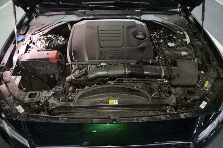 Used Jaguar XFL 2025 Model—2.0T P250, Two-Wheel Drive, Premium Luxury Edition Engine Bay