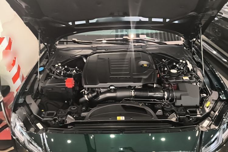 Used Jaguar XFL 2025 Model—2.0T P250, Two-Wheel Drive, Premium Luxury Edition Engine Bay