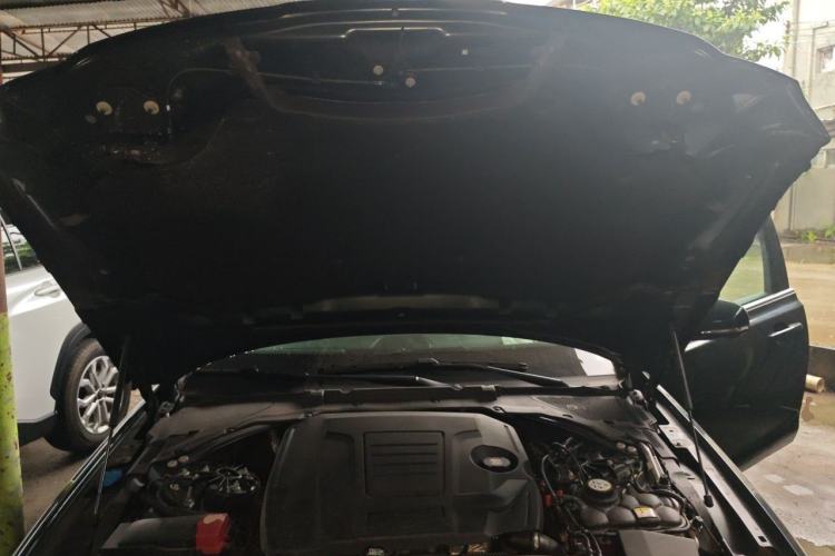 Used Jaguar XFL 2025 Model—2.0T P250, Two-Wheel Drive, Premium Luxury Edition Engine Bay