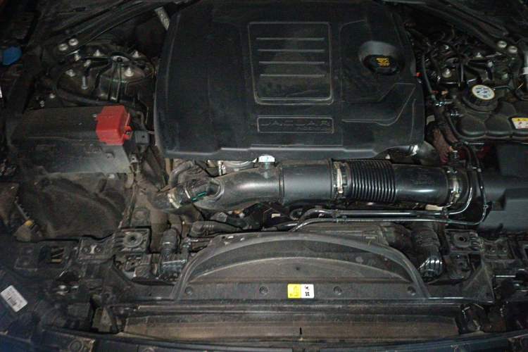 Used Jaguar XFL 2025 Model—2.0T P250, Two-Wheel Drive, Premium Luxury Edition Engine Bay