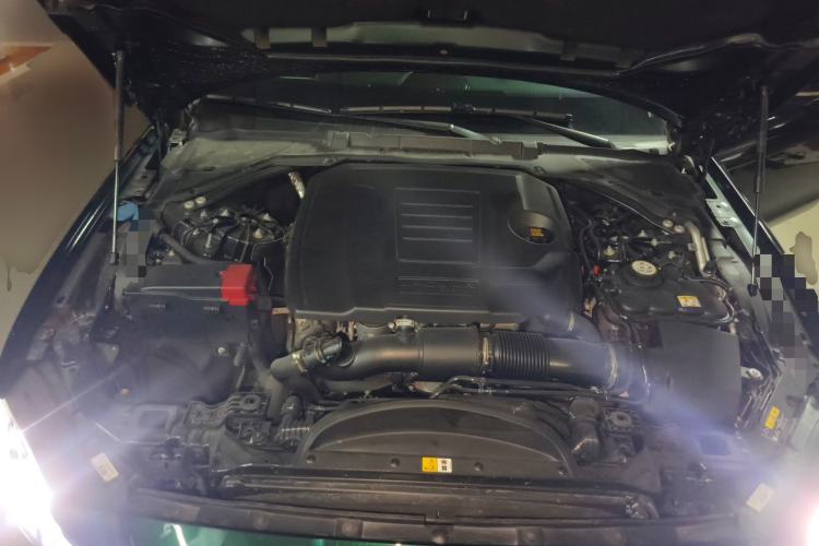 Used Jaguar XFL 2025 Model—2.0T P250, Two-Wheel Drive, Premium Luxury Edition Engine Bay