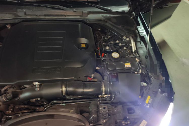 Used Jaguar XFL 2025 Model—2.0T P250, Two-Wheel Drive, Premium Luxury Edition Engine Bay Left