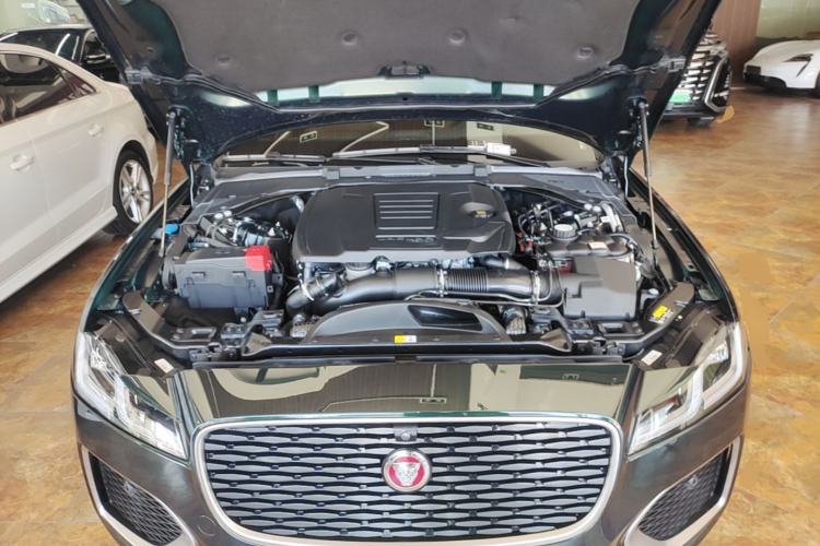 Used Jaguar XFL 2025 Model—2.0T P250, Two-Wheel Drive, Premium Luxury Edition Engine Bay