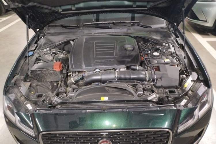 Used Jaguar XFL 2025 Model—2.0T P250, Two-Wheel Drive, Premium Luxury Edition Engine Bay