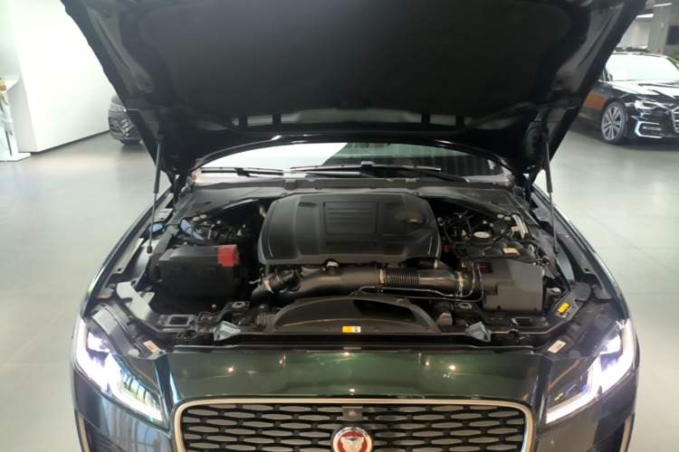 Used Jaguar XFL 2025 Model—2.0T P250, Two-Wheel Drive, Premium Luxury Edition Engine Bay
