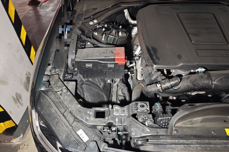 Used Jaguar XFL 2025 Model—2.0T P250, Two-Wheel Drive, Premium Luxury Edition Engine Bay Right