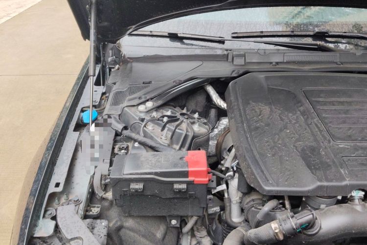 Used Jaguar XFL 2025 Model—2.0T P250, Two-Wheel Drive, Premium Luxury Edition Engine Bay Right