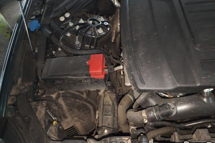Used Jaguar XFL 2025 Model—2.0T P250, Two-Wheel Drive, Premium Luxury Edition Engine Bay Right