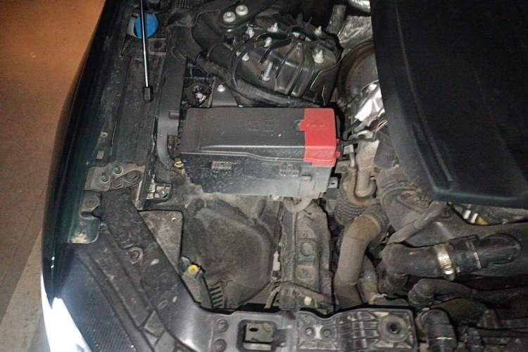 Used Jaguar XFL 2025 Model—2.0T P250, Two-Wheel Drive, Premium Luxury Edition Engine Bay Right