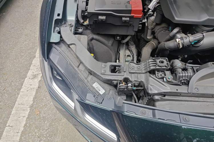Used Jaguar XFL 2025 Model—2.0T P250, Two-Wheel Drive, Premium Luxury Edition Engine Bay Right