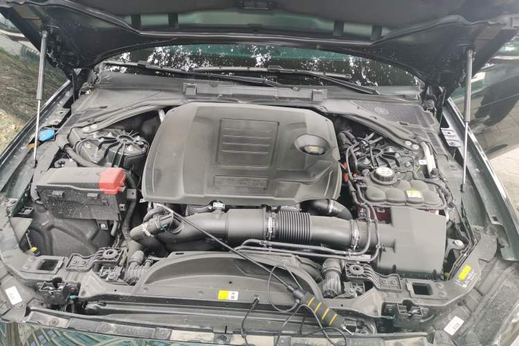 Used Jaguar XFL 2025 Model—2.0T P250, Two-Wheel Drive, Premium Luxury Edition Engine Bay