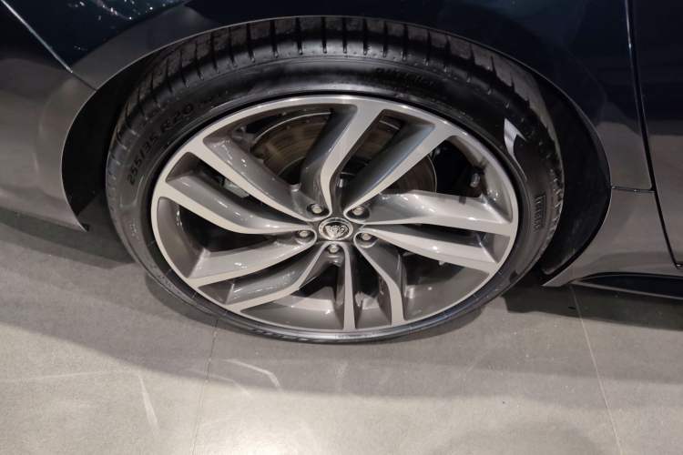 Used Jaguar XFL 2025 Model—2.0T P300, Four-Wheel Drive, 90th Anniversary Collector’s Edition Exterior 8