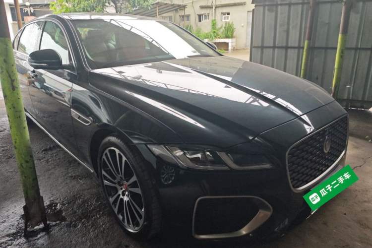 Used Jaguar XFL 2025 Model—2.0T P250, Two-Wheel Drive, Premium Luxury Edition Front Right 45 Deg