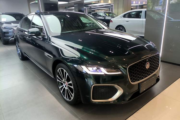 Used Jaguar XFL 2025 Model—2.0T P250, Two-Wheel Drive, Premium Luxury Edition Front Right 45 Deg
