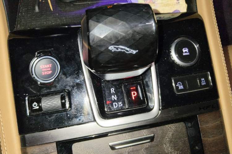 Used Jaguar XFL 2025 Model—2.0T P250, Two-Wheel Drive, Premium Luxury Edition Gear Lever