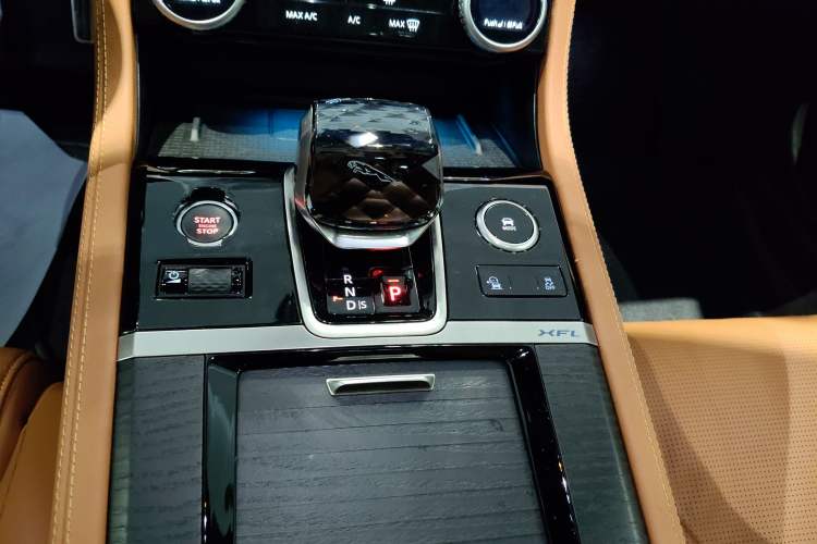 Used Jaguar XFL 2025 Model—2.0T P300, Four-Wheel Drive, 90th Anniversary Collector’s Edition Gear Lever