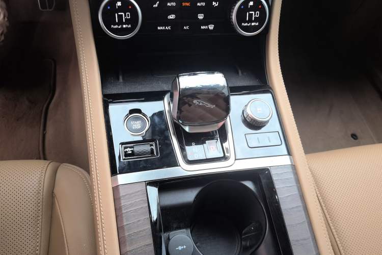 Used Jaguar XFL 2025 Model—2.0T P250, Two-Wheel Drive, Premium Luxury Edition Gear Lever