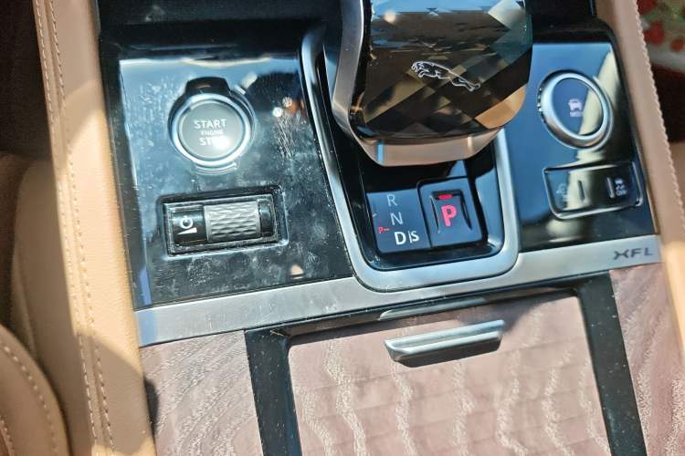 Used Jaguar XFL 2025 Model—2.0T P250, Two-Wheel Drive, Premium Luxury Edition Gear Lever