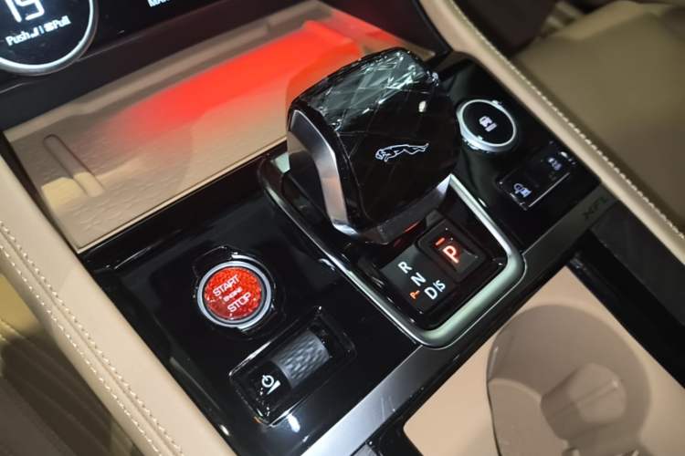 Used Jaguar XFL 2025 Model—2.0T P250, Two-Wheel Drive, Premium Luxury Edition Gear Lever