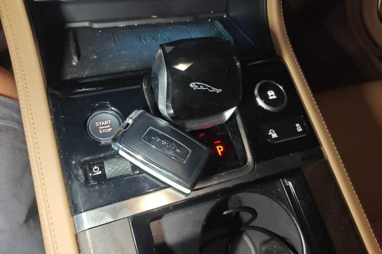 Used Jaguar XFL 2025 Model—2.0T P250, Two-Wheel Drive, Premium Luxury Edition Gear Lever
