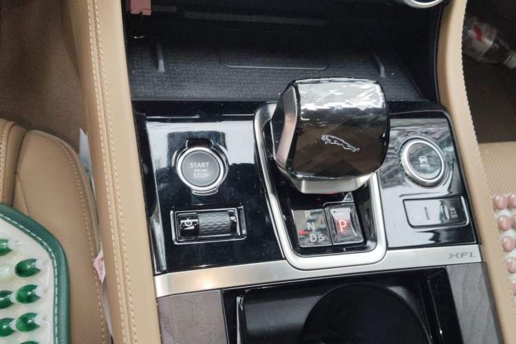 Used Jaguar XFL 2025 Model—2.0T P250, Two-Wheel Drive, Premium Luxury Edition Gear Lever