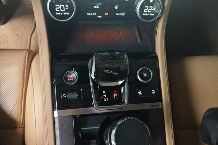 Used Jaguar XFL 2025 Model—2.0T P250, Two-Wheel Drive, Premium Luxury Edition Gear Lever