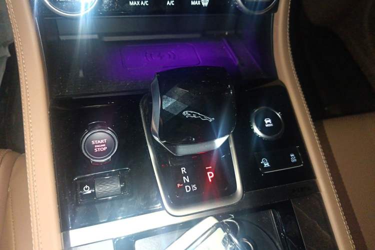 Used Jaguar XFL 2025 Model—2.0T P250, Two-Wheel Drive, Premium Luxury Edition Gear Lever