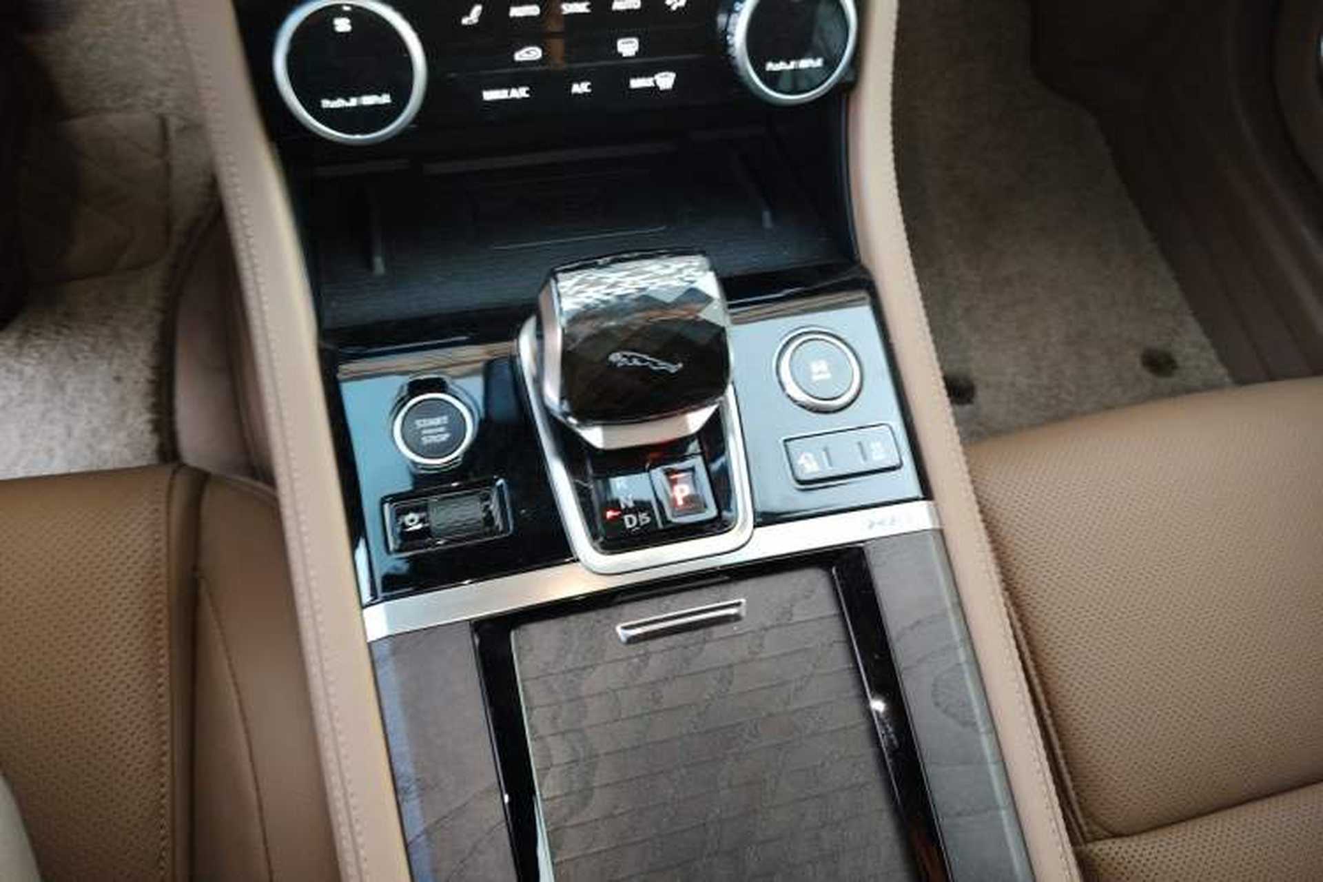 Used Jaguar XFL 2025 Model—2.0T P250, Two-Wheel Drive, Premium Luxury Edition Gear Lever