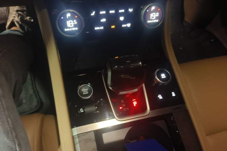 Used Jaguar XFL 2025 Model—2.0T P250, Two-Wheel Drive, Premium Luxury Edition Gear Lever