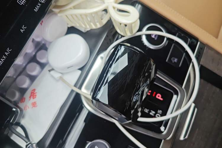 Used Jaguar XFL 2025 Model—2.0T P250, Two-Wheel Drive, Premium Luxury Edition Gear Lever