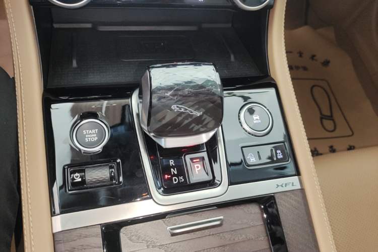Used Jaguar XFL 2025 Model—2.0T P250, Two-Wheel Drive, Premium Luxury Edition Gear Lever