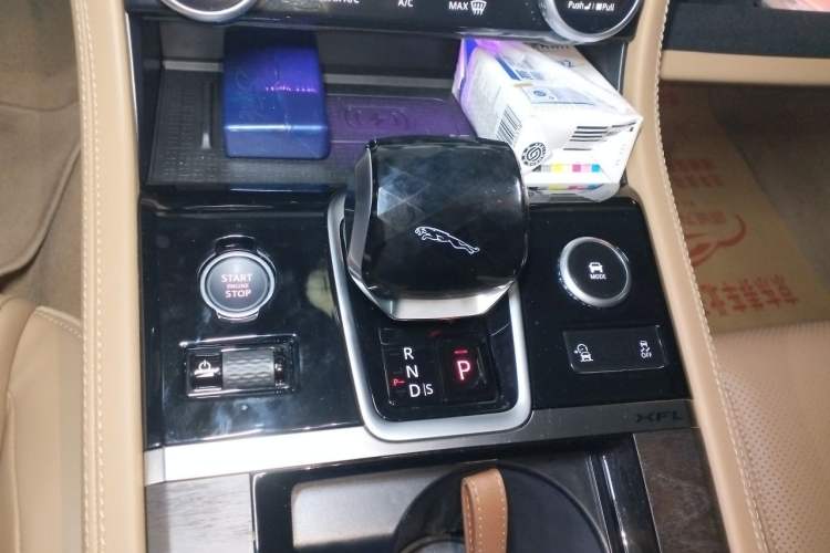 Used Jaguar XFL 2025 Model—2.0T P250, Two-Wheel Drive, Premium Luxury Edition Gear Lever