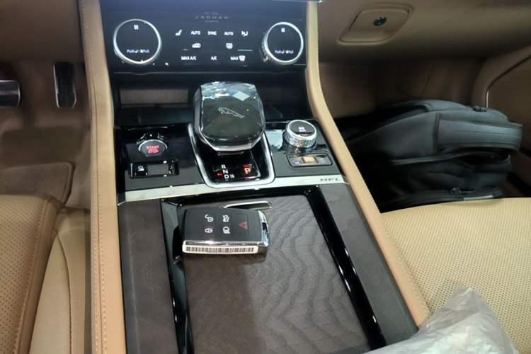 Used Jaguar XFL 2025 Model—2.0T P250, Two-Wheel Drive, Premium Luxury Edition Gear Lever