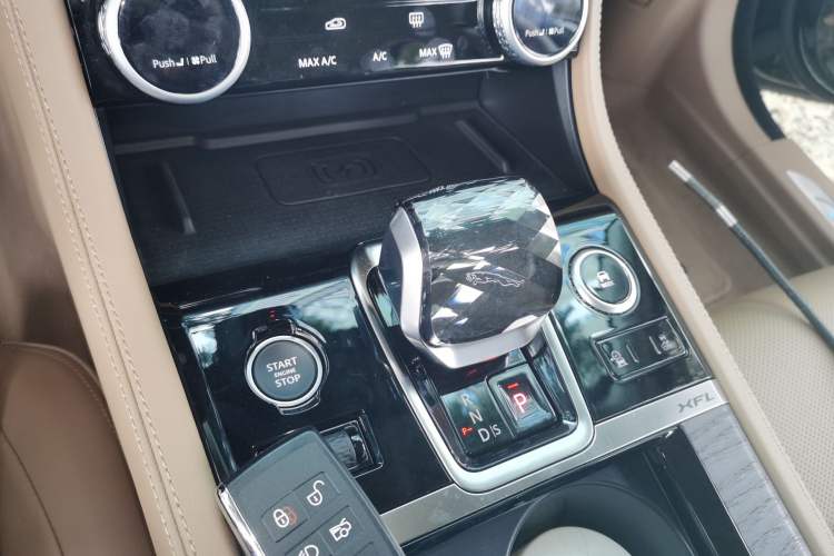 Used Jaguar XFL 2025 Model—2.0T P250, Two-Wheel Drive, Premium Luxury Edition Gear Lever