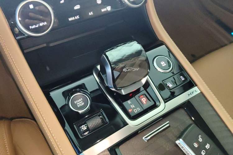 Used Jaguar XFL 2025 Model—2.0T P250, Two-Wheel Drive, Premium Luxury Edition Gear Lever