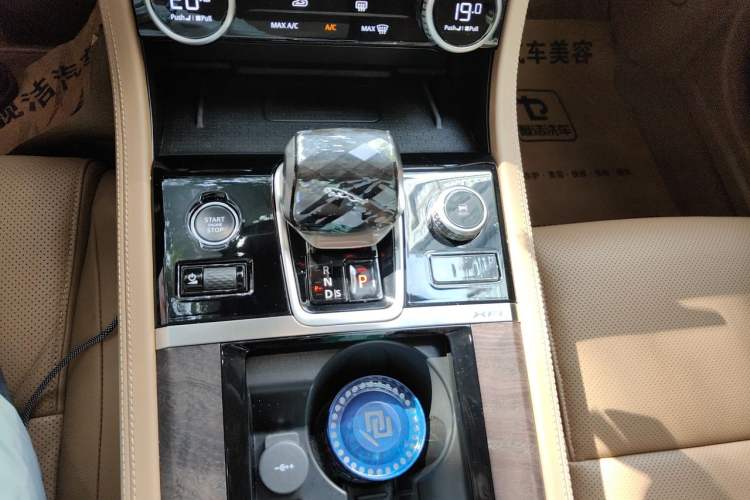 Used Jaguar XFL 2025 Model—2.0T P250, Two-Wheel Drive, Premium Luxury Edition Gear Lever