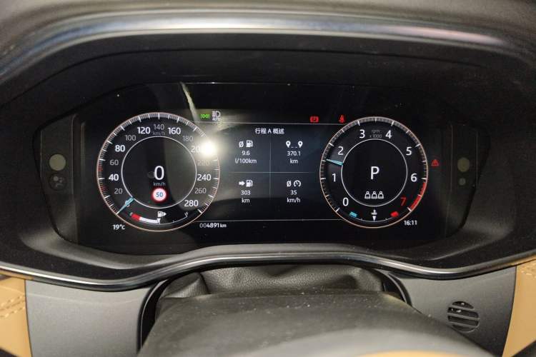 Used Jaguar XFL 2025 Model—2.0T P250, Two-Wheel Drive, Premium Luxury Edition Instrument Cluster