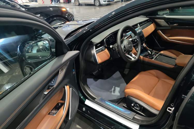 Used Jaguar XFL 2025 Model—2.0T P300, Four-Wheel Drive, 90th Anniversary Collector’s Edition Interior 3