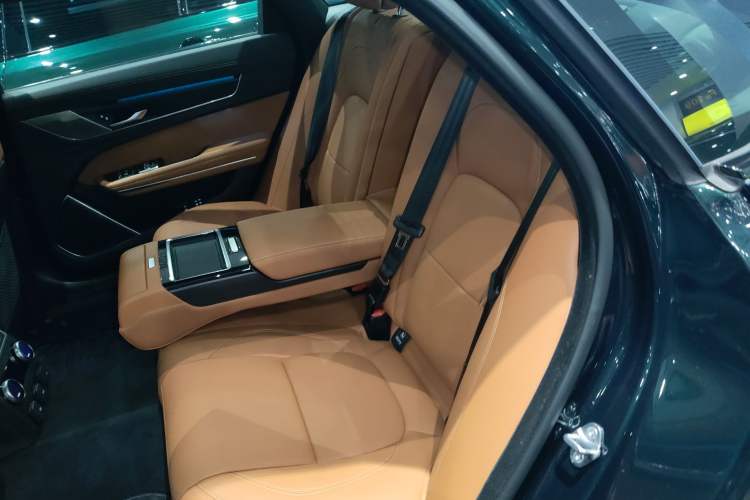 Used Jaguar XFL 2025 Model—2.0T P300, Four-Wheel Drive, 90th Anniversary Collector’s Edition Interior 4