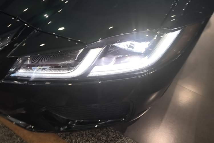 Used Jaguar XFL 2025 Model—2.0T P250, Two-Wheel Drive, Premium Luxury Edition Left Front Headlight