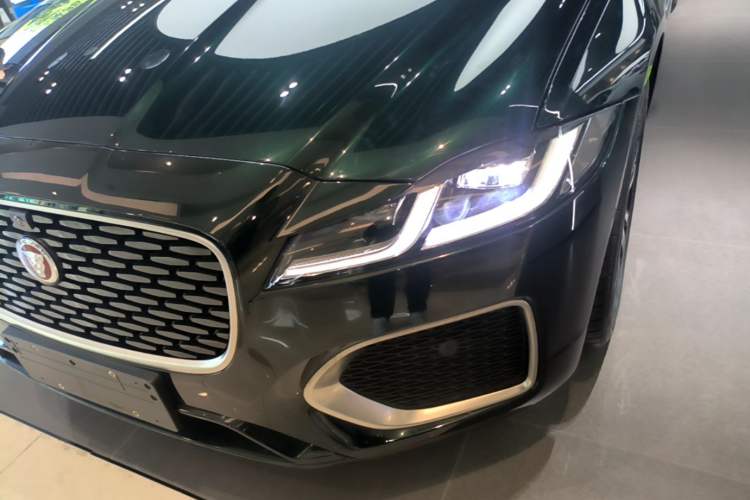 Used Jaguar XFL 2025 Model—2.0T P250, Two-Wheel Drive, Premium Luxury Edition Left Front Headlight