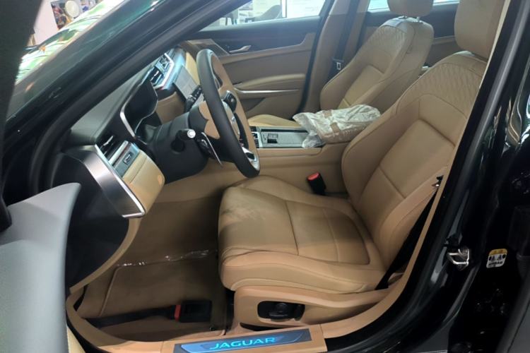 Used Jaguar XFL 2025 Model—2.0T P250, Two-Wheel Drive, Premium Luxury Edition Left Front Seat