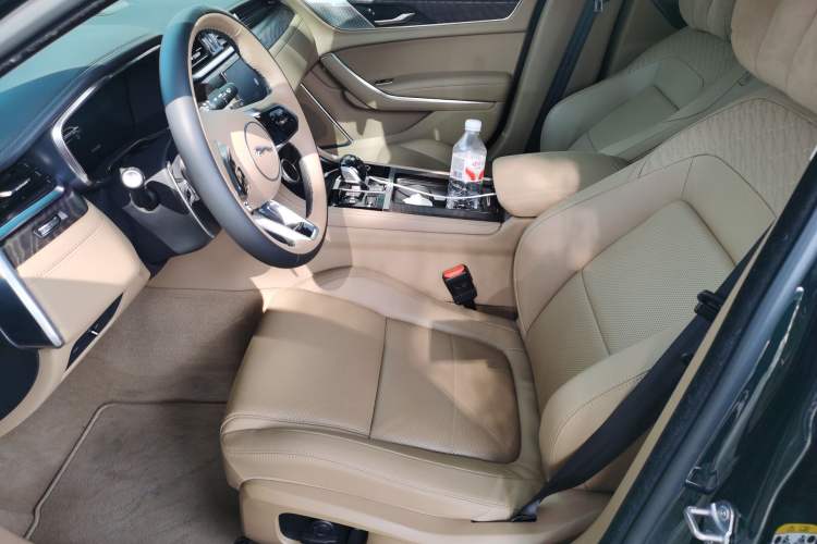 Used Jaguar XFL 2025 Model—2.0T P250, Two-Wheel Drive, Premium Luxury Edition Left Front Seat