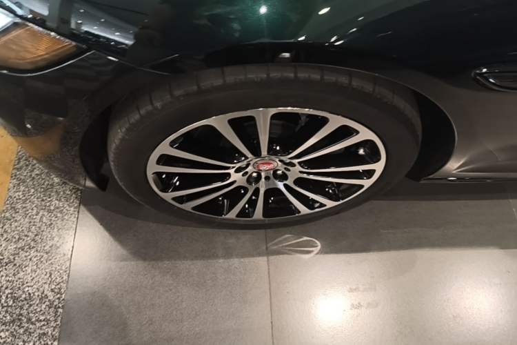 Used Jaguar XFL 2025 Model—2.0T P250, Two-Wheel Drive, Premium Luxury Edition Left Front Wheel Hub