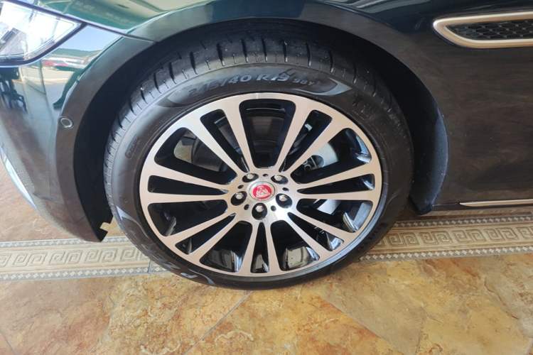 Used Jaguar XFL 2025 Model—2.0T P250, Two-Wheel Drive, Premium Luxury Edition Left Front Wheel Hub