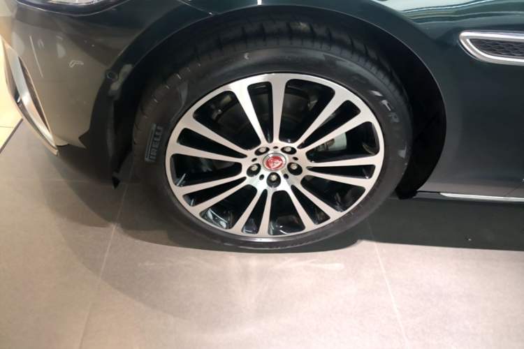 Used Jaguar XFL 2025 Model—2.0T P250, Two-Wheel Drive, Premium Luxury Edition Left Front Wheel Hub