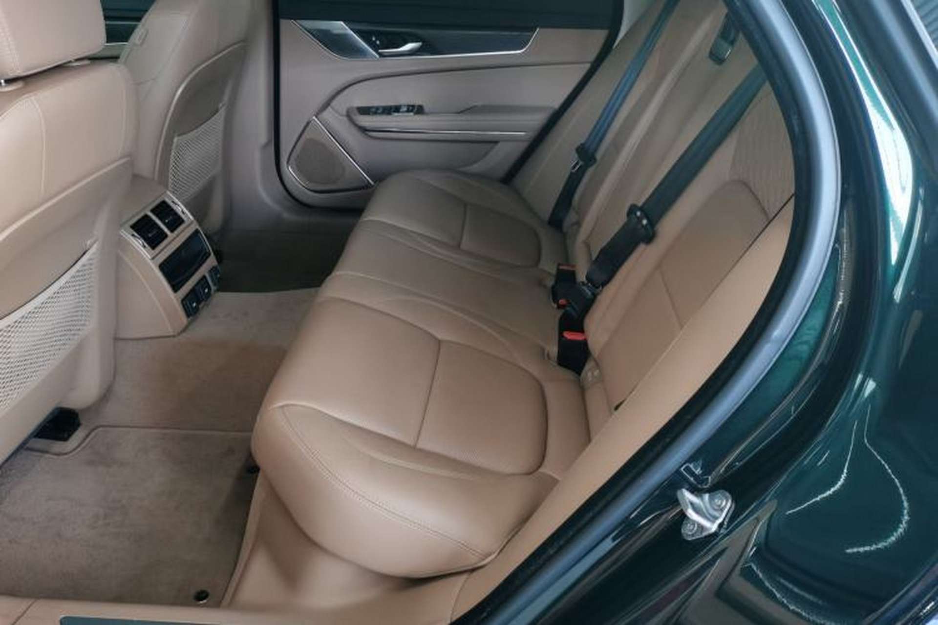 Used Jaguar XFL 2025 Model—2.0T P250, Two-Wheel Drive, Premium Luxury Edition Left Rear Seat