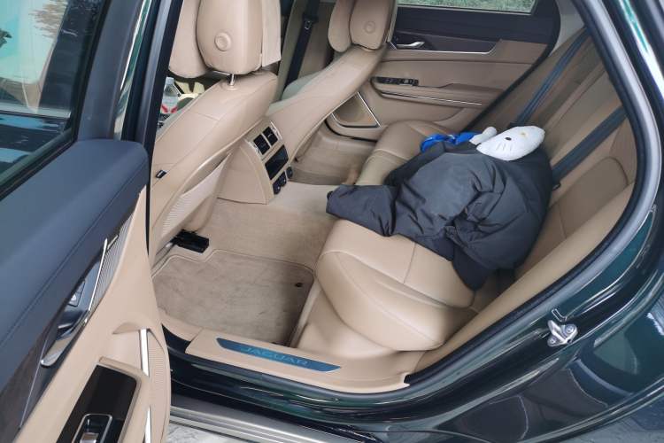 Used Jaguar XFL 2025 Model—2.0T P250, Two-Wheel Drive, Premium Luxury Edition Left Rear Seat