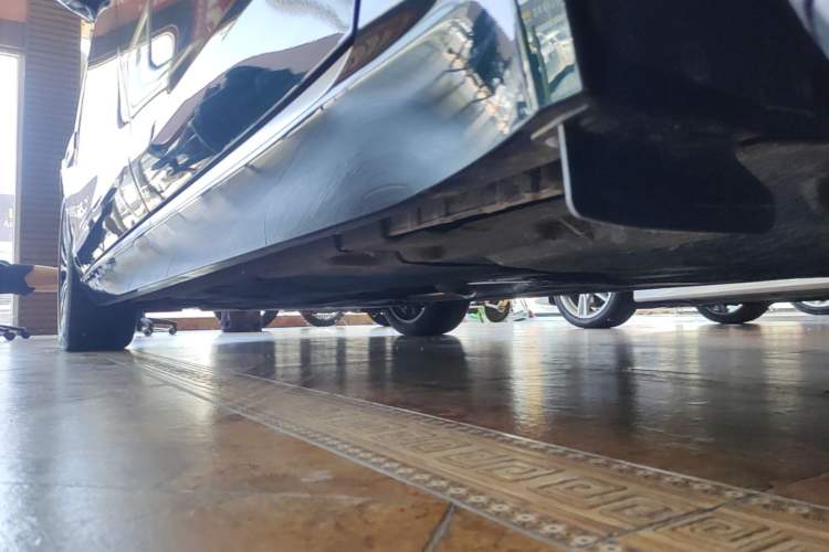 Used Jaguar XFL 2025 Model—2.0T P250, Two-Wheel Drive, Premium Luxury Edition Left Side Sill