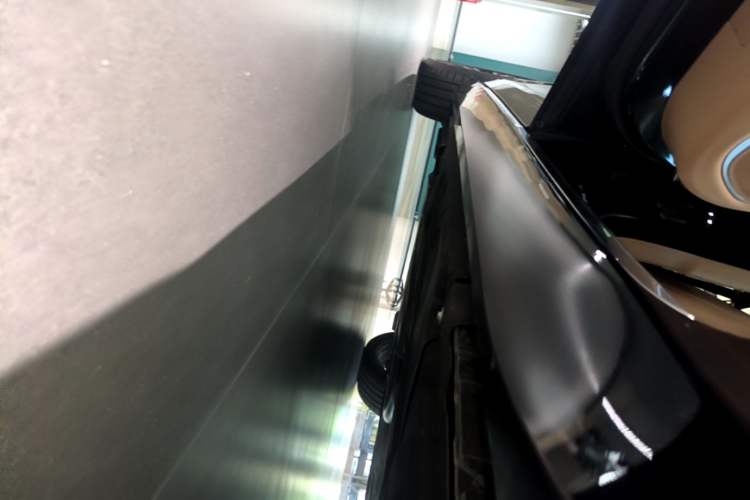 Used Jaguar XFL 2025 Model—2.0T P250, Two-Wheel Drive, Premium Luxury Edition Left Side Sill